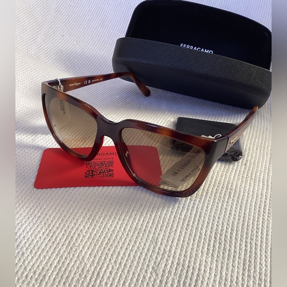 Salvatore Ferragamo Tortoise Shell Sunglasses, NWT and Case - Picture 3 of 6